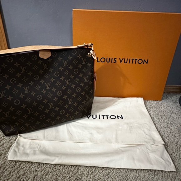 Like New!  Love this purse it is just too big for me! - Picture 1 of 6